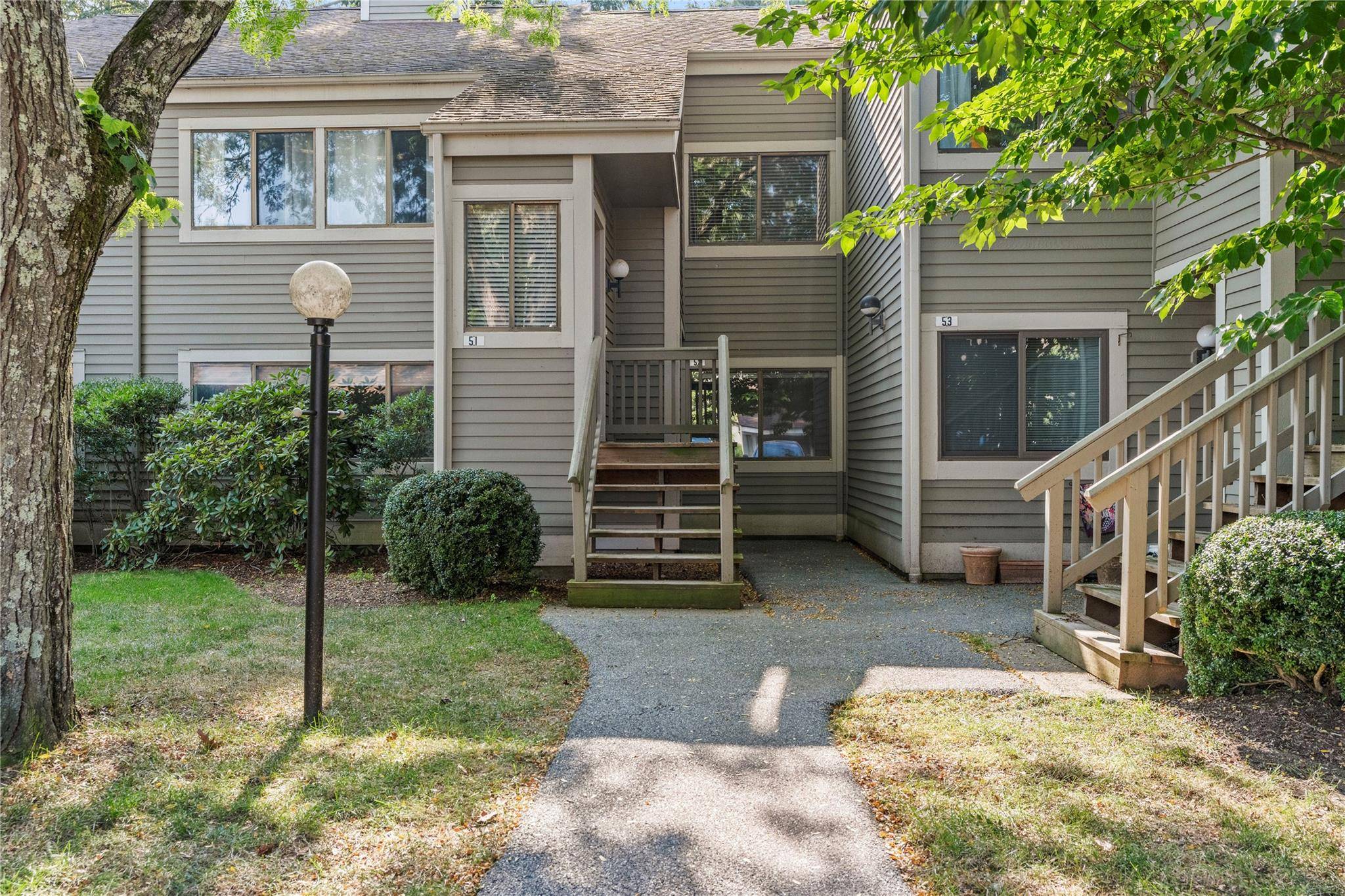 Welcome to 52 Bittersweet Lane a bright and tidy one level unit in the sought after Oakridge community, ready for your personal touch.