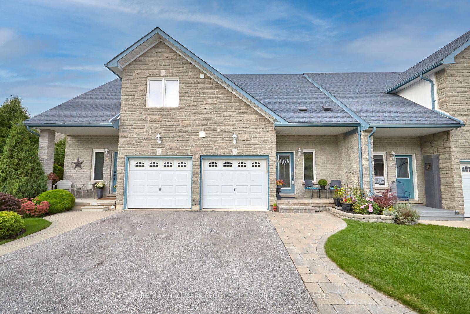 SOUTH BARRIE TOWNHOME WITH LOFT, FENCED YARD amp ; WALKABLE AMENITIES !