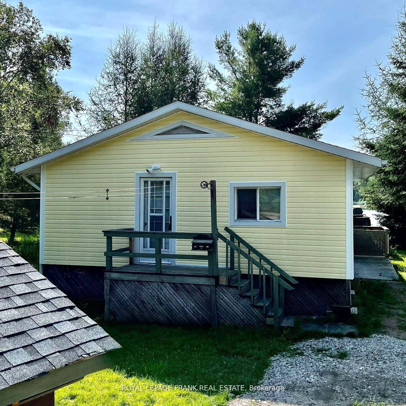Charming cottage with 3 bedrooms, 1 bathroom, 3 season cottage on Bentley Lake !