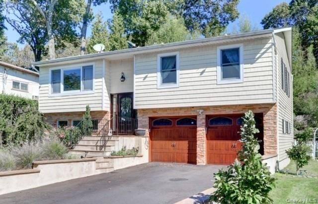 Beautiful, bright 3 bedroom, 2 bath perfect year round home or summer getaway just 1 minute from both the Harbor and the Bay !