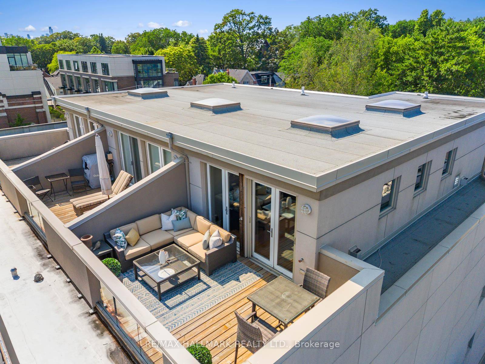 Welcome to Green House Lofts the only condo directly across from Kew Gardens, offering unobstructed, front row views of the heart of the Beach es.