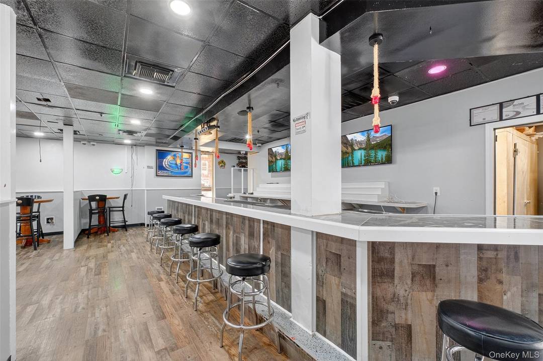An outstanding opportunity to lease a fully equipped, second generation bar and restaurant in the heart of a busy, fully leased shopping center in Cortlandt Manor.