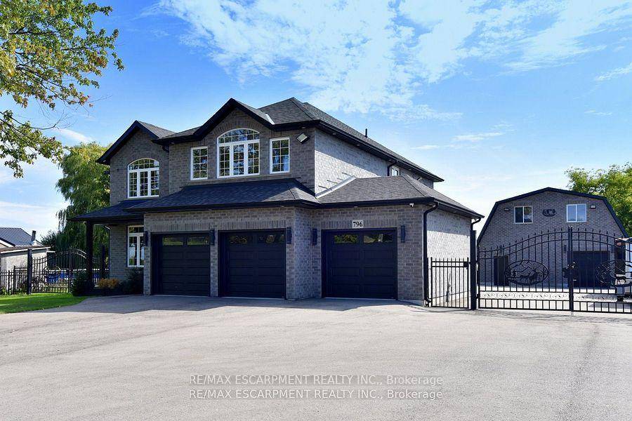 LUXURY HOME, IN LAW SUITE, 3 CAR GARAGE WORKSHOP amp ; APARTMENT all on one property, minutes to Caledonia, Binbrook, and Hamilton !