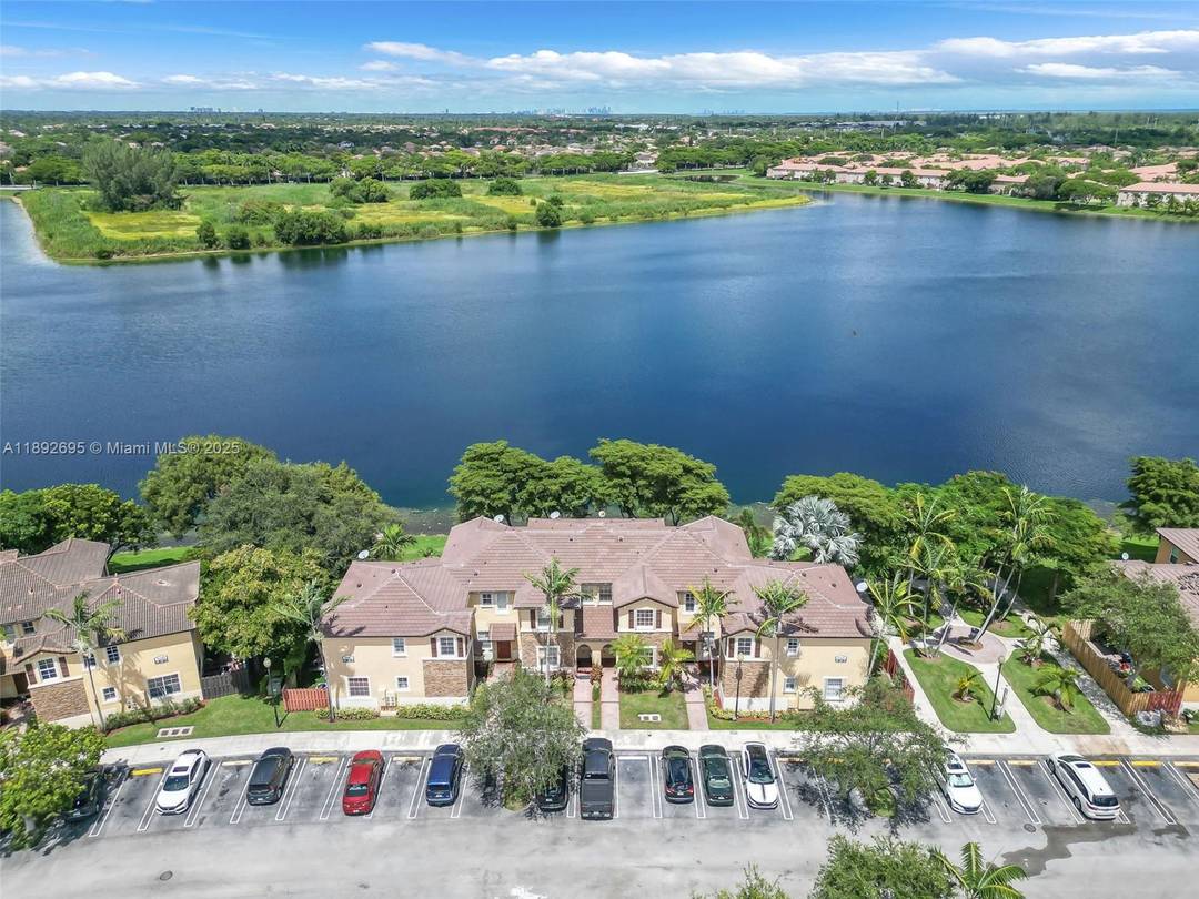 Centrally located townhome, 3 bedrooms and 3 baths in desired The Shore Condominium.