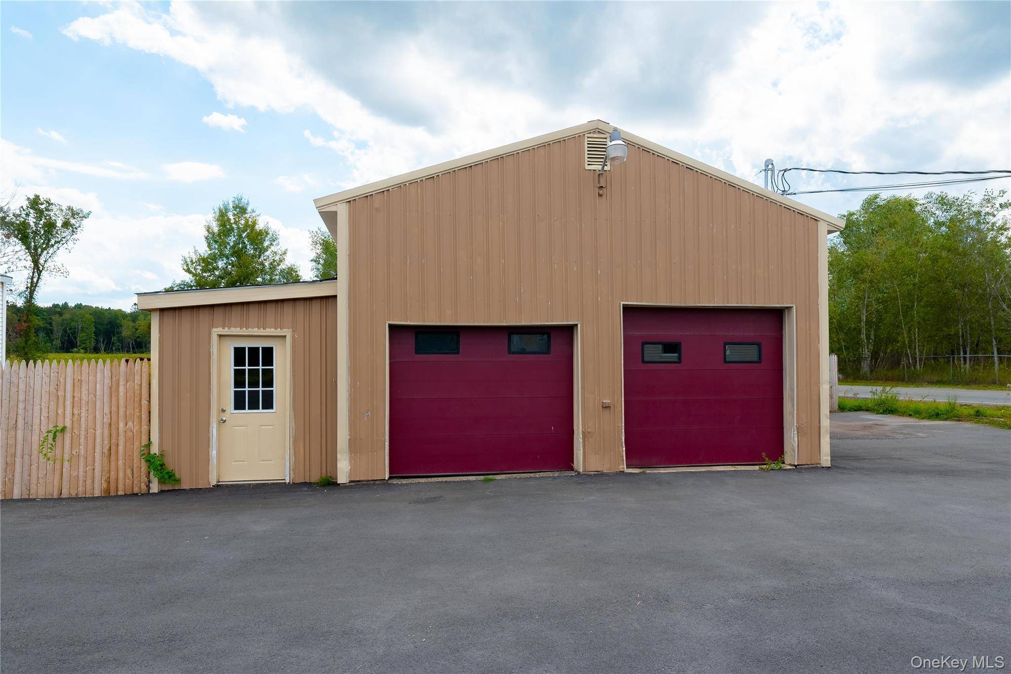 Excellent opportunity to lease a versatile commercial space in the Village of Monticello, located near one of the busiest intersections in town with steady traffic from both locals and tourists.
