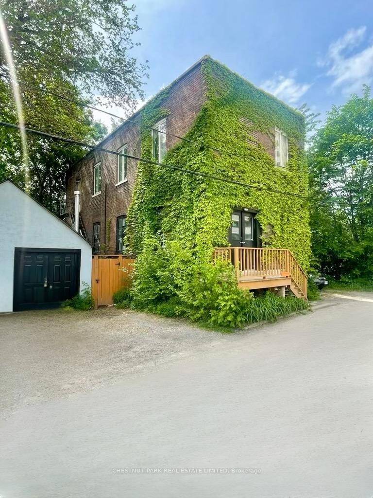 Nestled amongst the splendid Victorian homes and modern commercial structures of Harbord Village, tucked away on the west side of Sussex Mews, stands this counter culture Bohemian oasis.