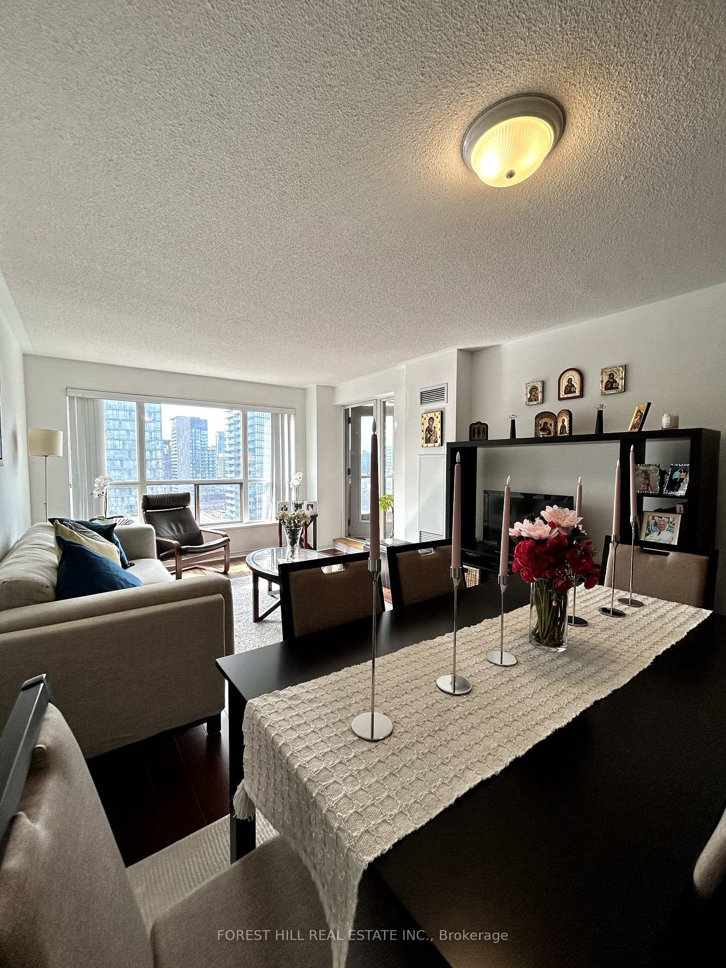 Welcome to Suite 2306 909 Bay St The Allegro Downtown Toronto The Allegro definitely has a leg up on downtown travel options.