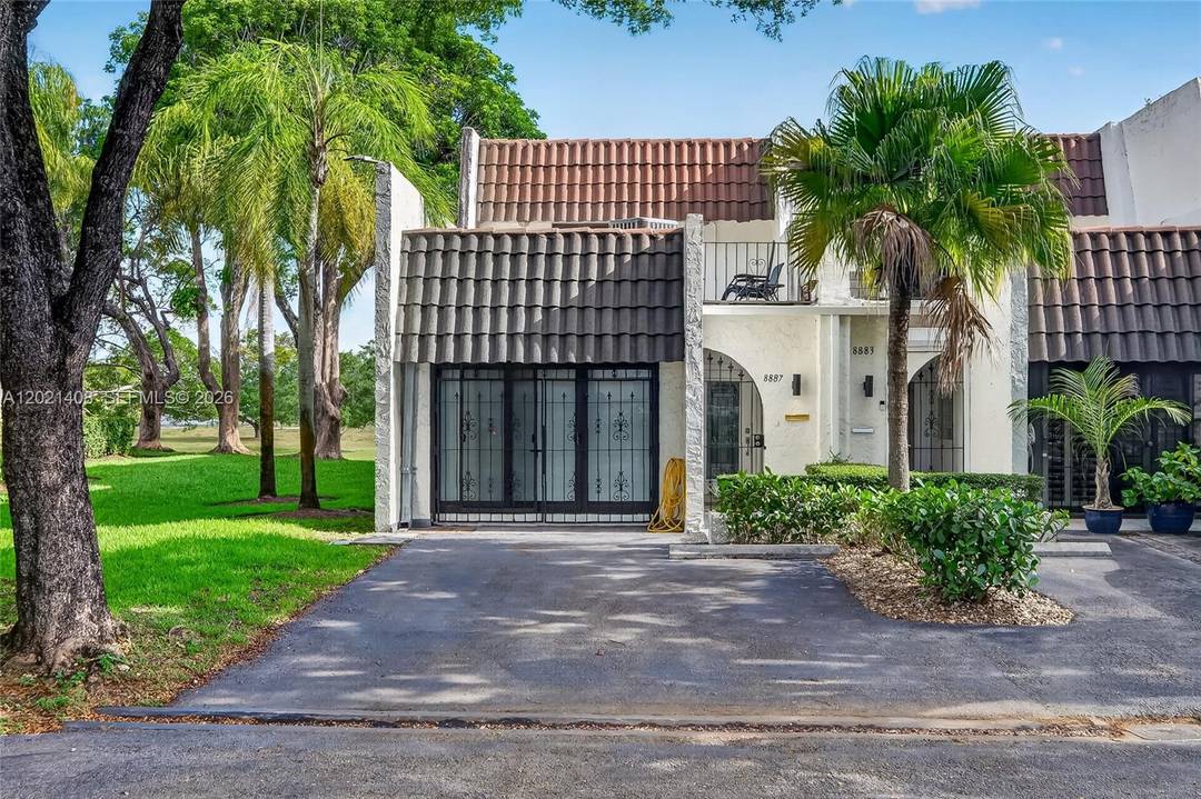 Spectacular corner townhouse in a natural setting, not to be believed !