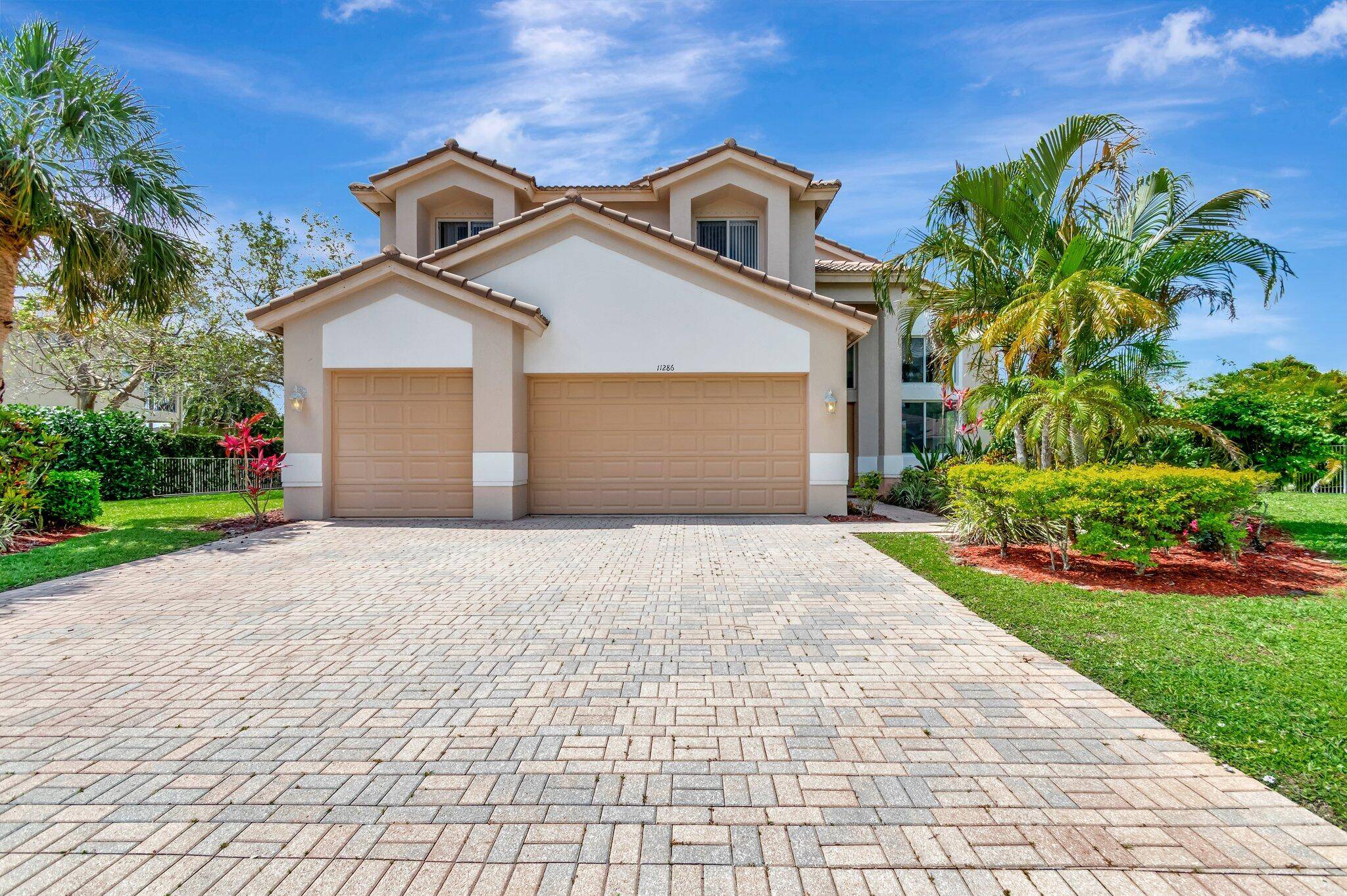 Beautiful 5 bedroom, 3 bath home in Wellington with resort style living.