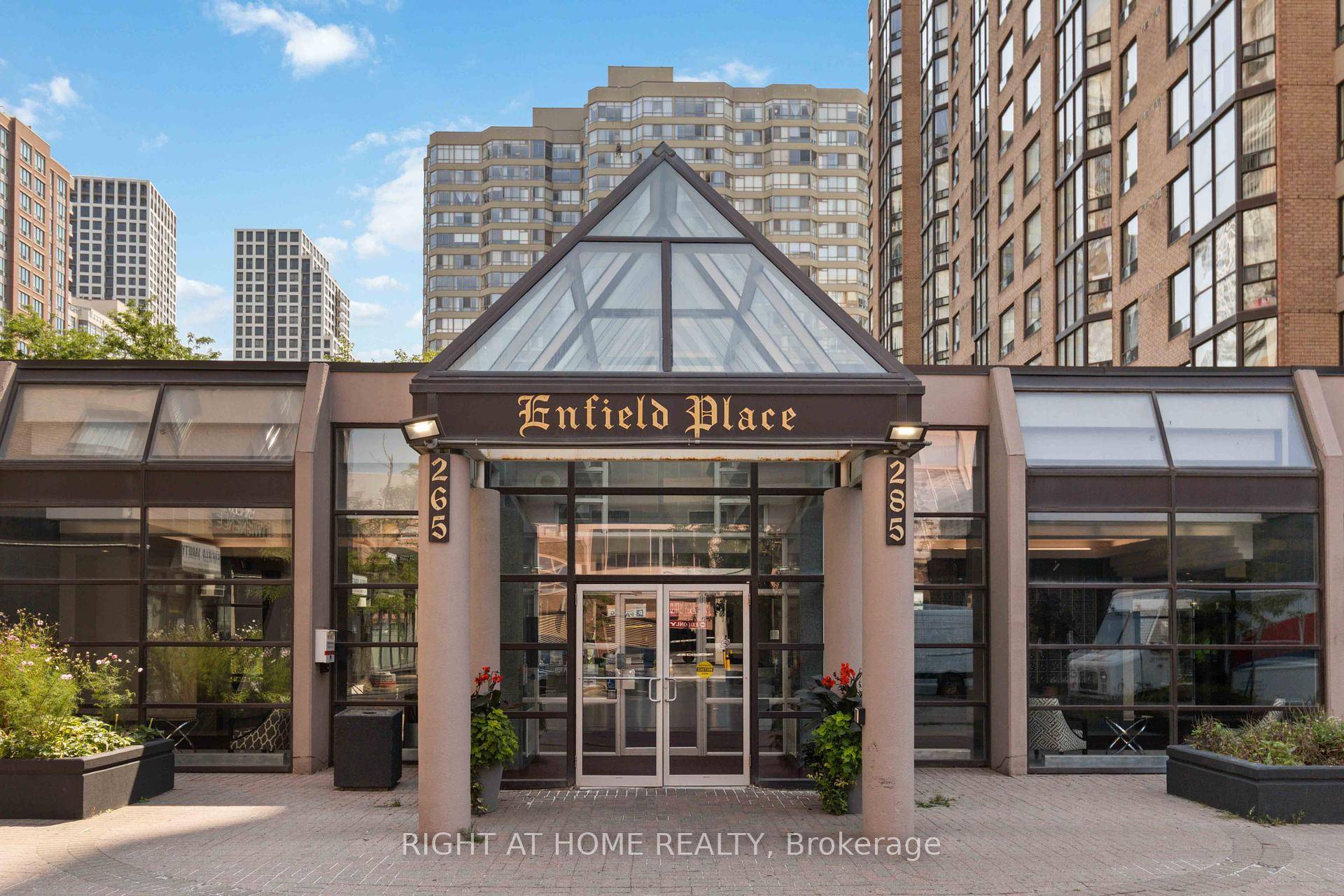 Indulge in this exceptional condo apartment facing East in the vibrant heart of Mississauga !
