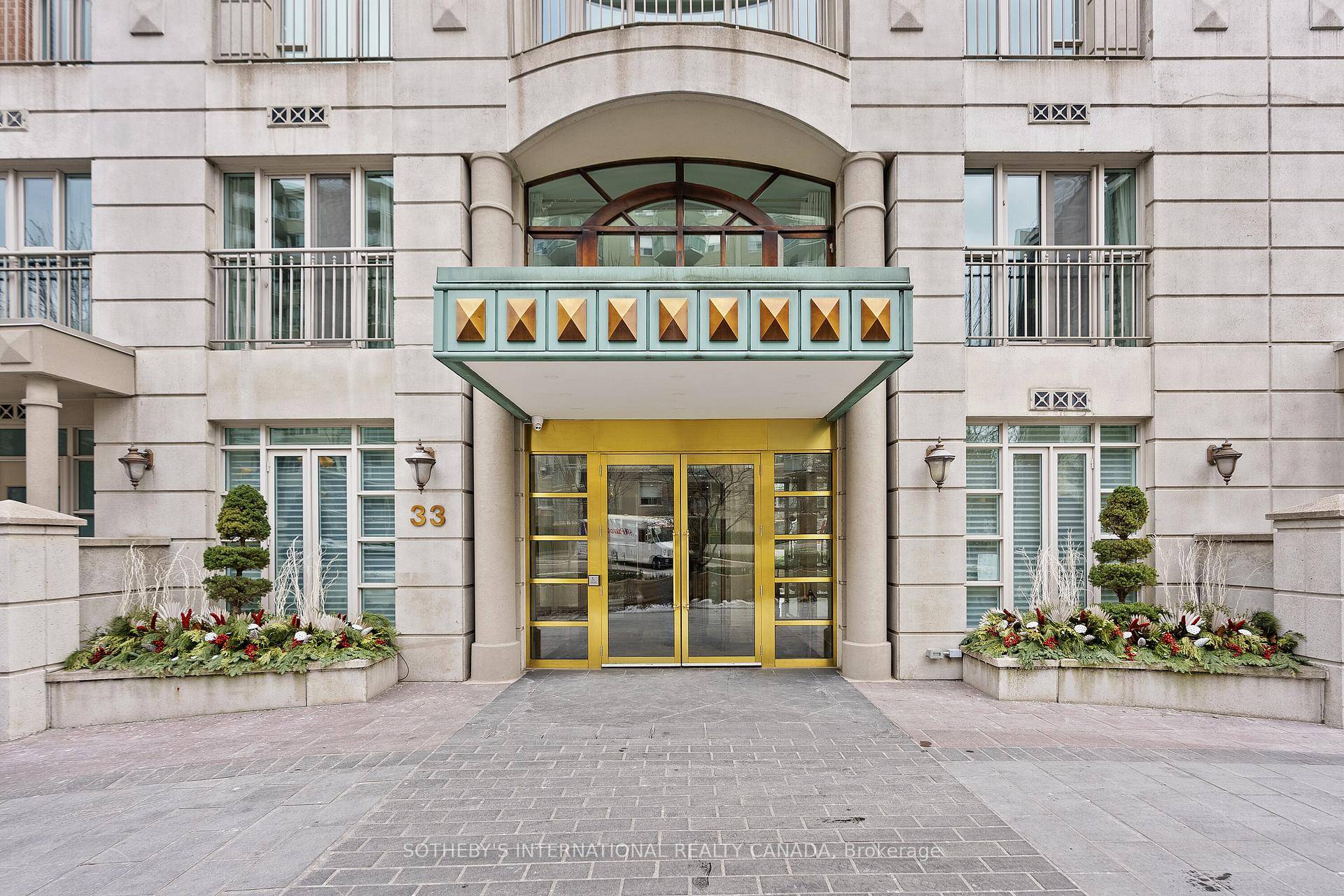 Great opportunity to live in one of central Toronto's most prestigious addresses ; high end finished in a lovely suite.