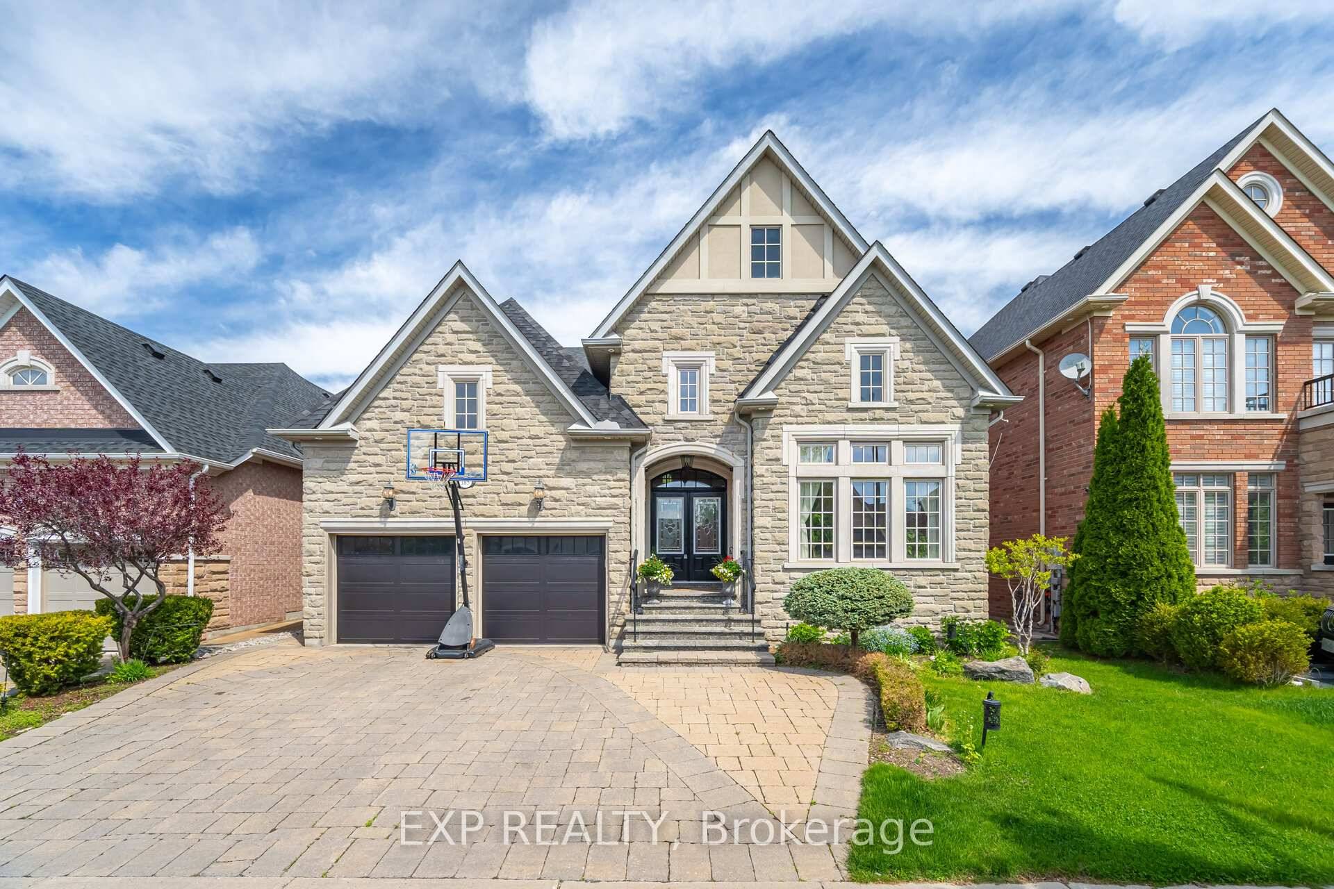 Welcome to 185 Cook's Mill Crescent, Woods Estates Community, Thornhill.