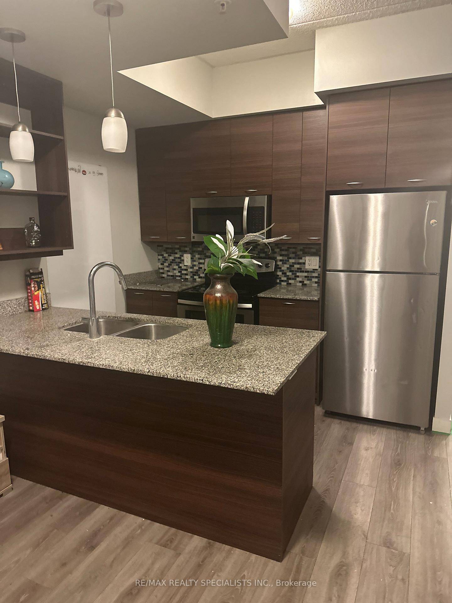 Beautiful 1 Bedroom Den Condo in the Heart of the University District !