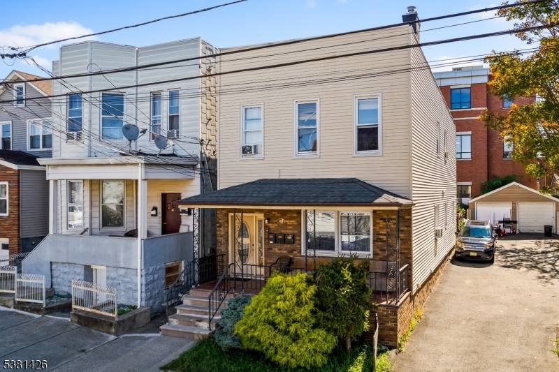 Fantastic Investment Opportunity in the Heart of Fairview !