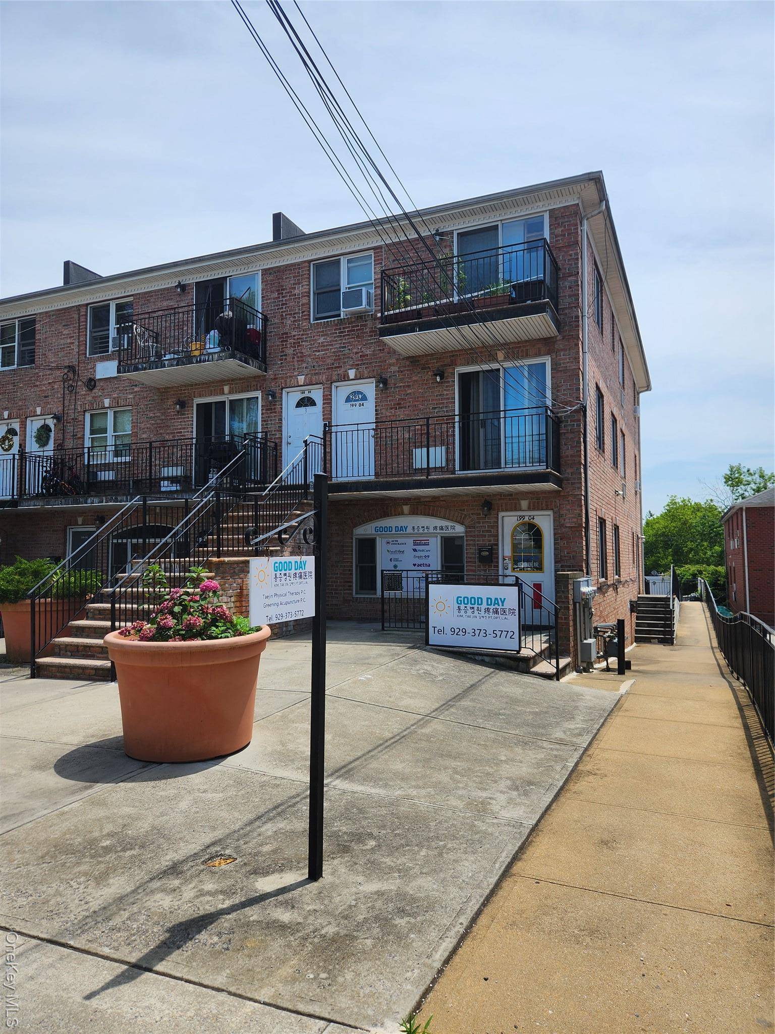 good location 4familles, 1FL Dr, office, back to 1br 1beth Duplex, 2FL, 3br 2Full bath 3FL 3br 2full bath Dr office parking 2car all residential 1parking space Fully Occupied with ...