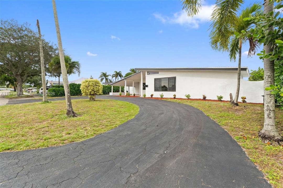 One of the largest homes in the area, this spacious residence offers 4 bedrooms and 3 bathrooms, plus an additional flexible room with a private, independent entrance, ideal for extended ...