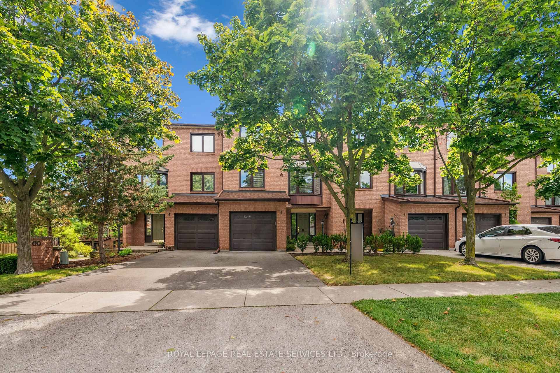 Spacious condominium townhouse in sought after College Park offering nearly 2, 400 sq.