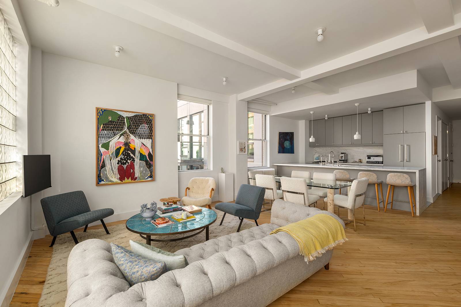 Located in the heart of prime Chelsea, this classic downtown one bedroom loft with a generously sized home office seamlessly blends pre war charm with modern sophistication.