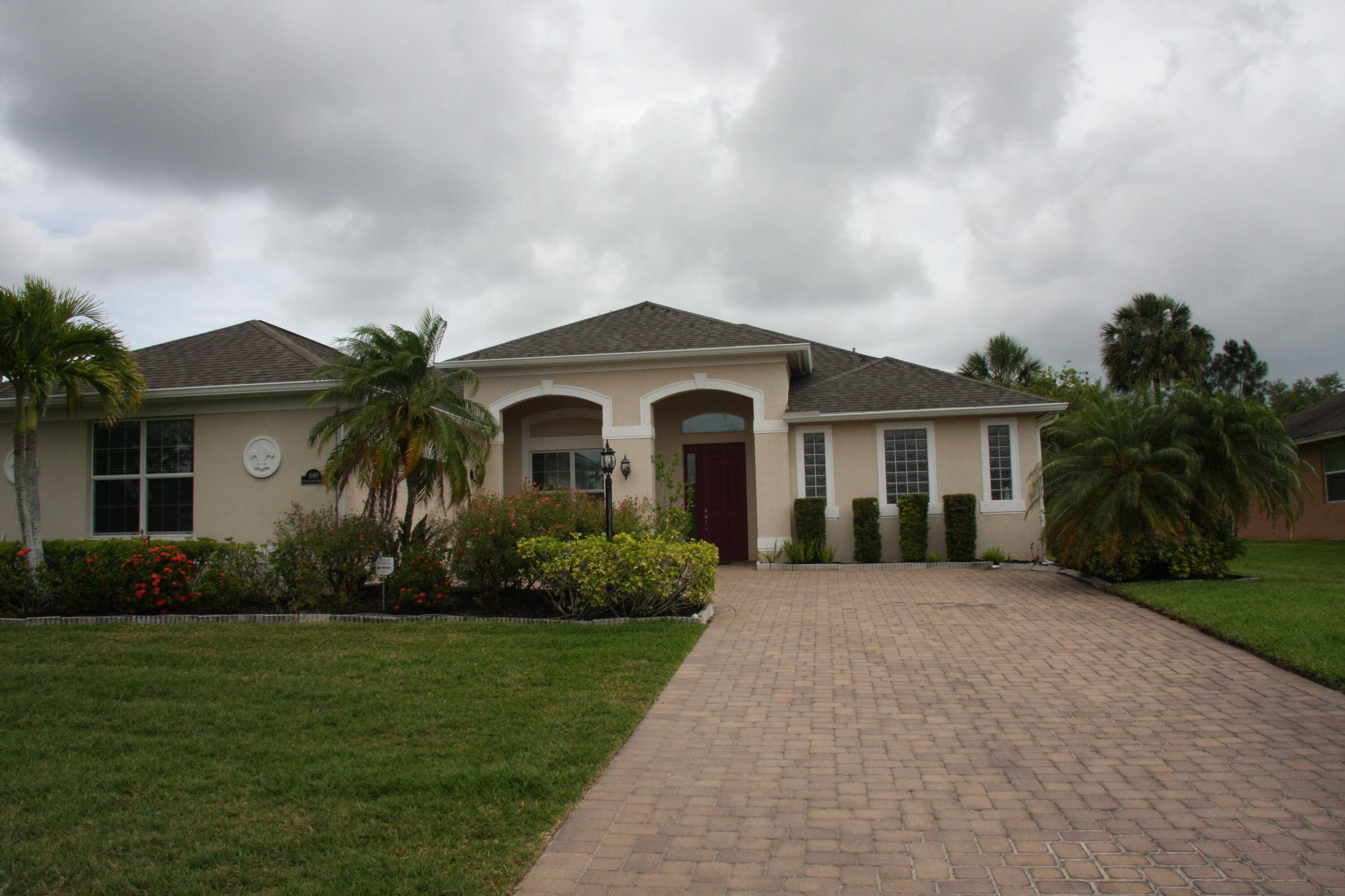 ''LIKE NEW'' Immaculate, Spotless, Stunning, 3 2 2 house for sale !