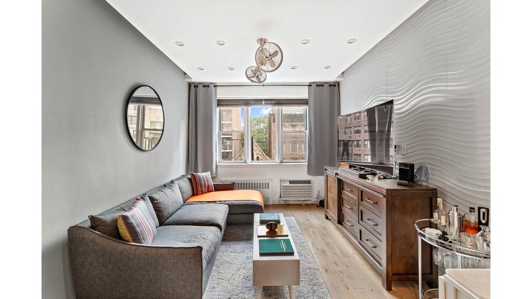 MAY 15TH MOVE IN ELEVATOR BUILDING LAUNDRY IN THE BUILDING RENOVATED UNIT FROM TOP TO BOTTOM STYLE, SUBSTANCE AND A STUNNING SOUTH FACING HOME LOFT STYLE APT 10' CEILINGS HARDWOOD ...