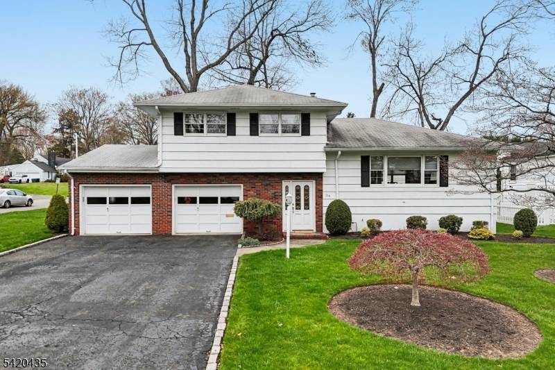 Picture perfect split level home on a quiet, two block dead end street just 5 minutes from Nomahegan Park, downtown Cranford, and highly regarded Cranford schools.