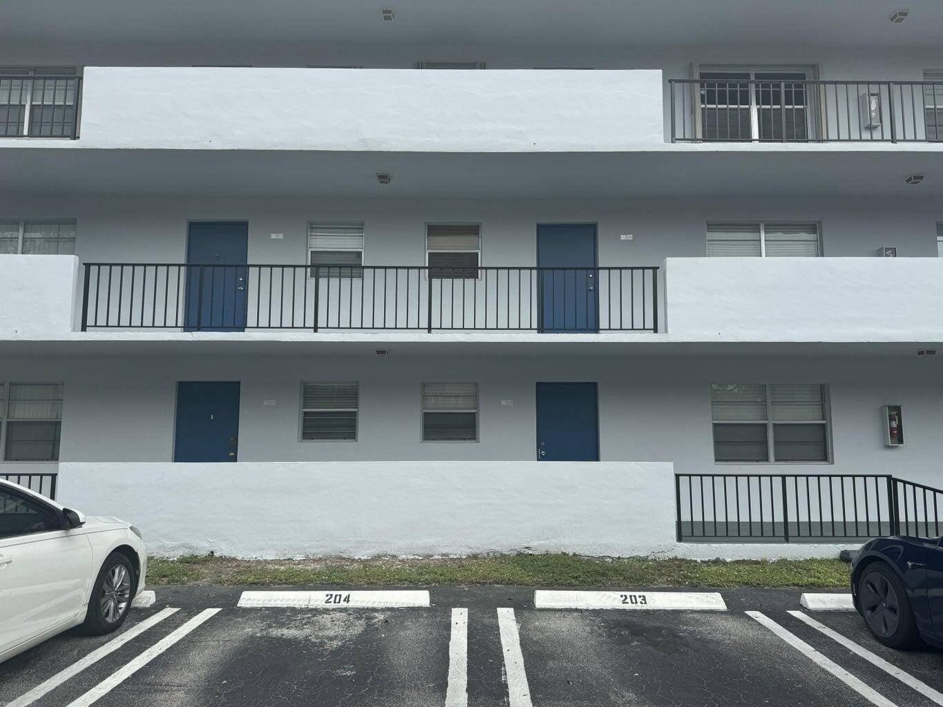 Spacious 1st floor condo with covered and screened patio near Mall, restaurant, shopping and I95.