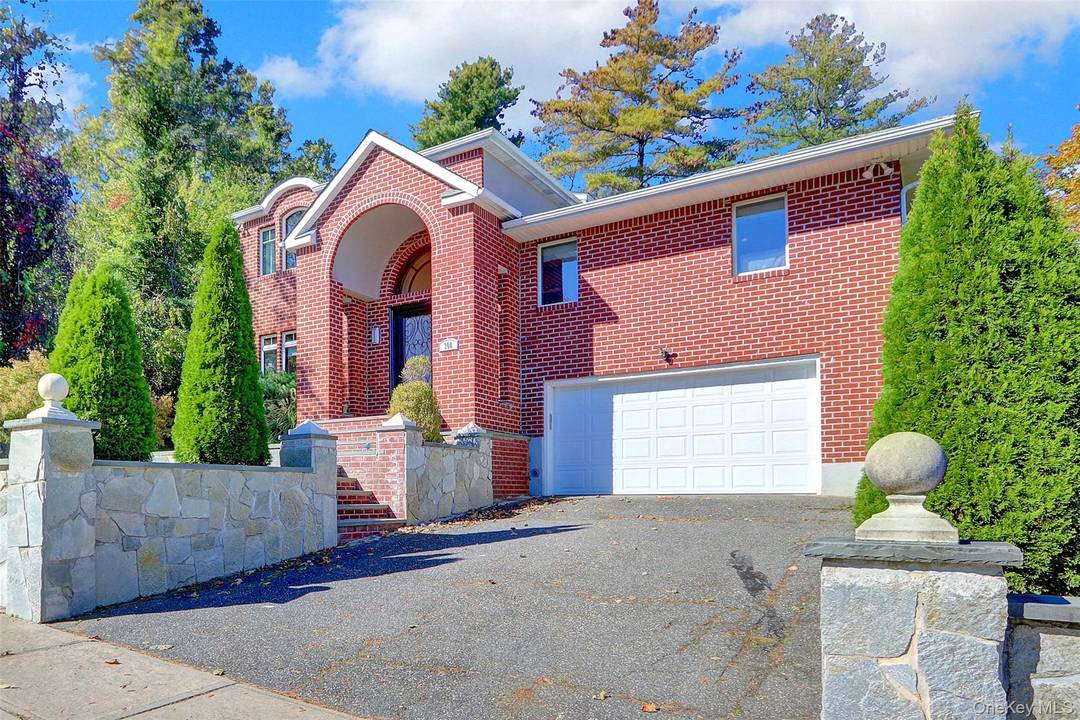 Welcome to this stunning, modern residence in the heart of Jericho, perched within the sought after Syosset school district.