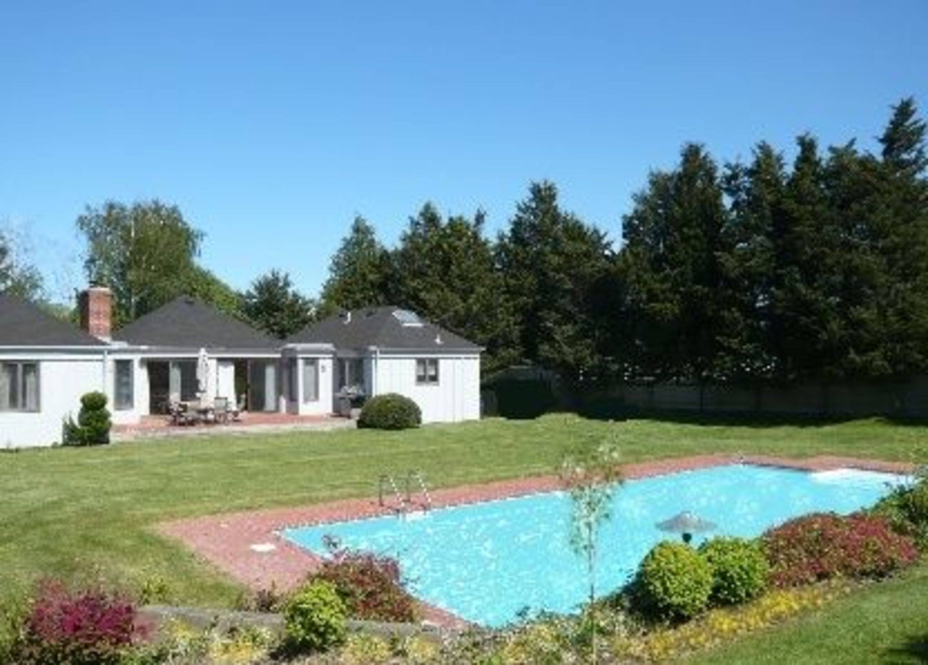 Southampton Stylish French 3 Beds 2 Baths Pool