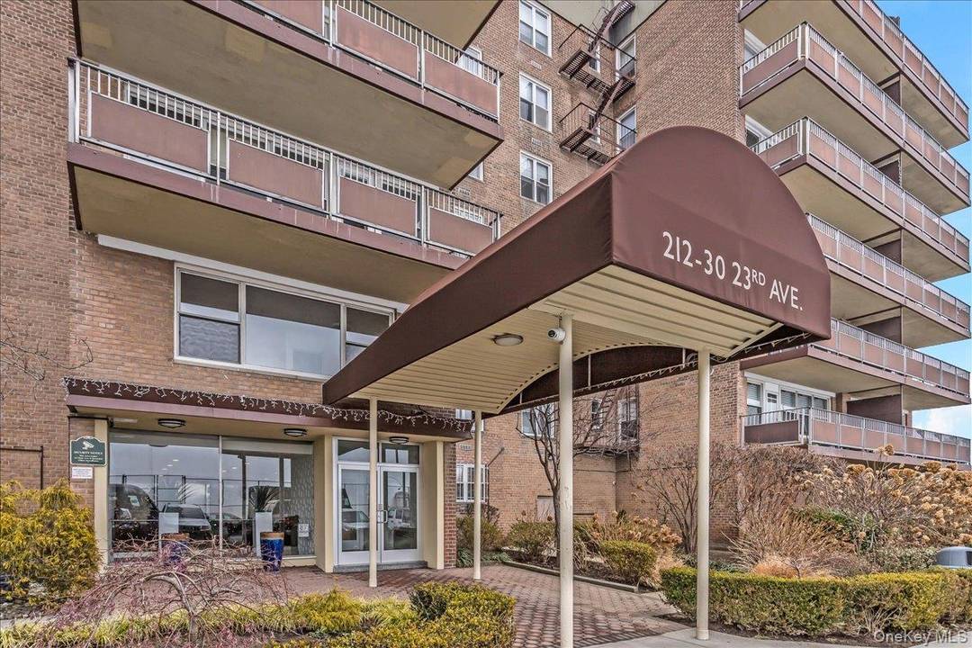 Welcome to this spacious top floor 2 bedroom offering over 1, 000 sq ft and a private blacony in a highly sought after community.