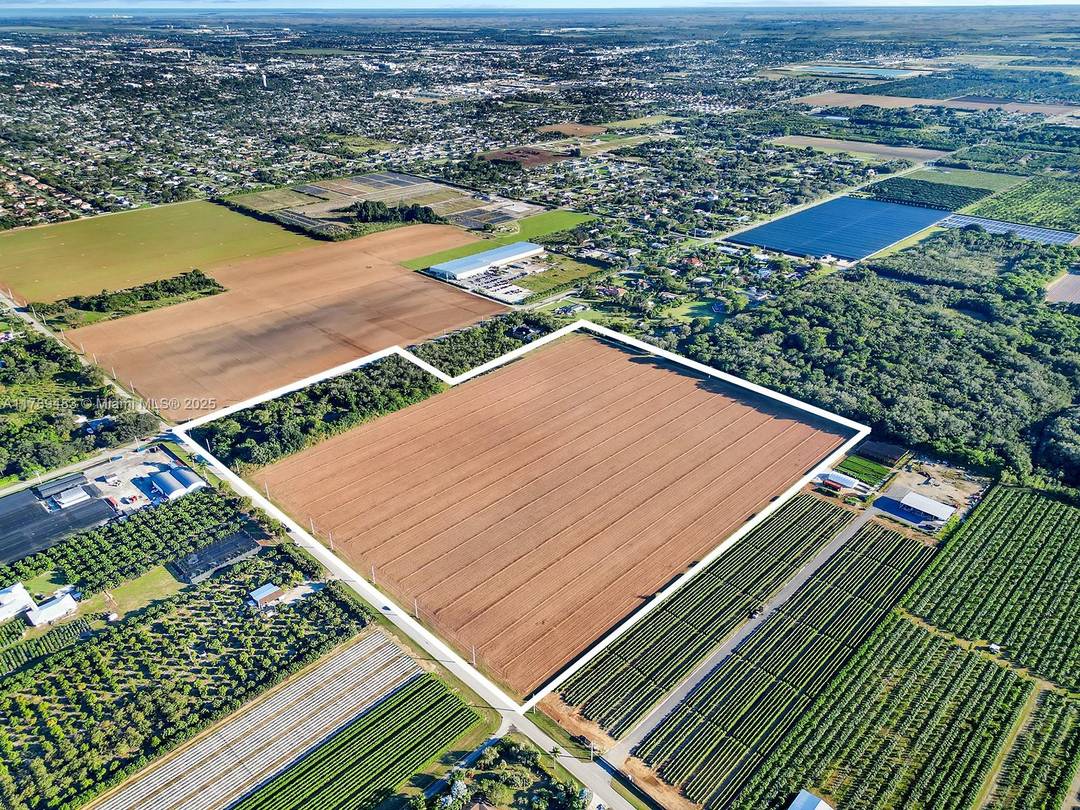 35 Acres in Prime Redlands Location with Endless Possibilities !