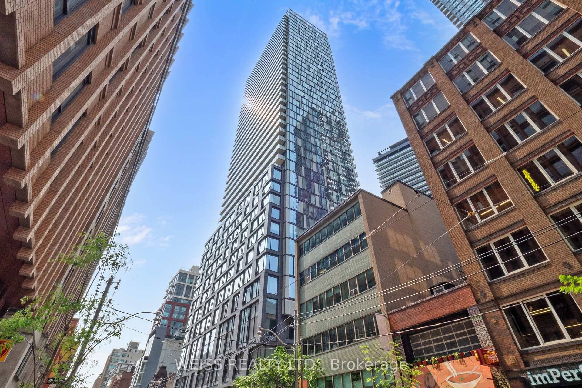 Sun drenched 1 Bedroom Parking Discover this south exposure residence in the Entertainment District's core.