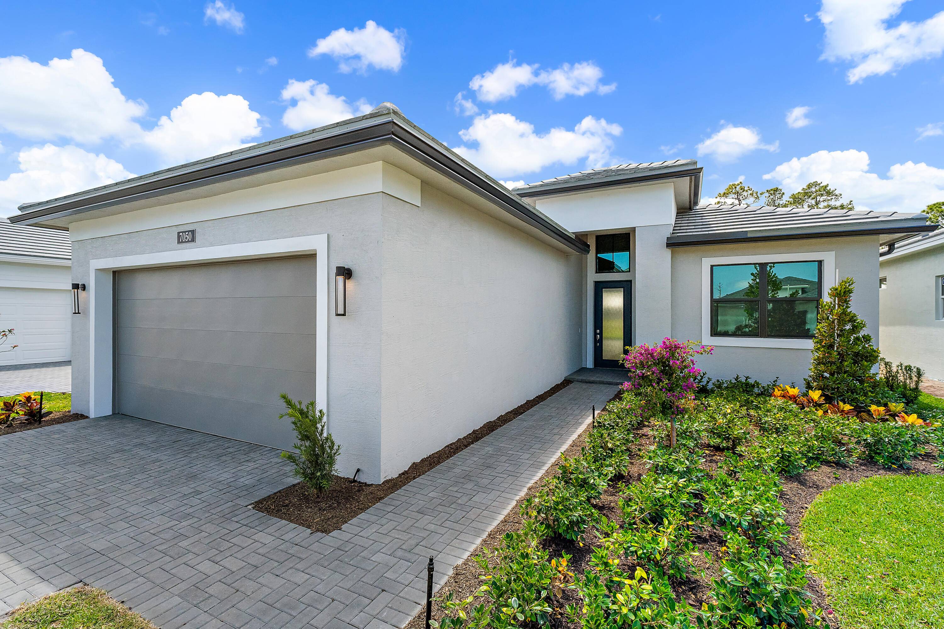 EXPERIENCE LUXURY LIVING AT ITS FINEST !