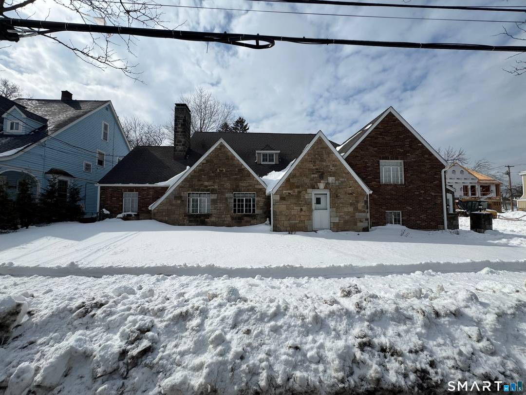 Unique single family property thoughtfully configured for multi room rentals, offering an incredible 16 bedrooms and 6 full bathrooms a rare, high cash flow opportunity for savvy investors.