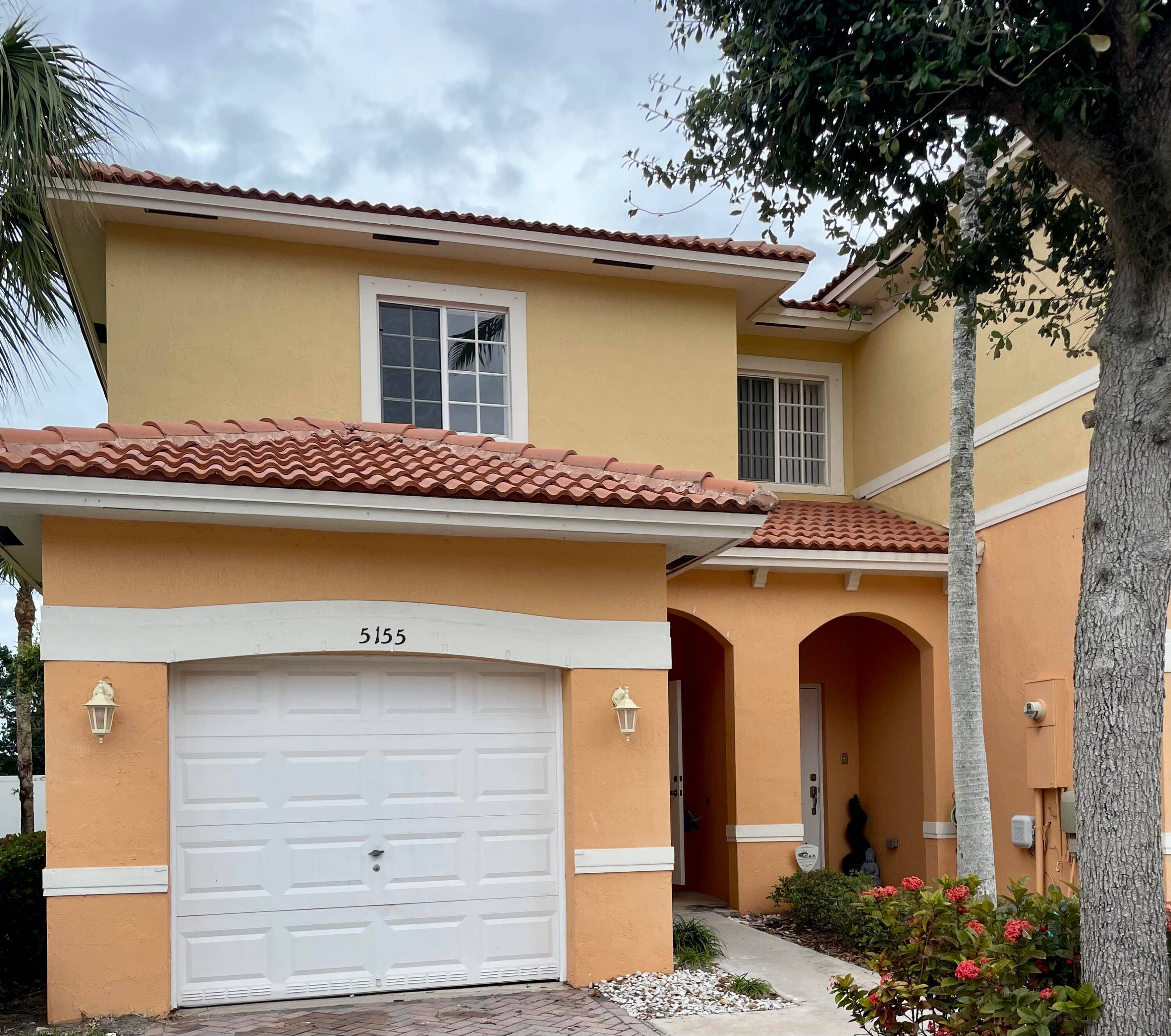 Great corner 3 2. 5 1 unit in central location near beaches, parks, I95, shopping, etc.