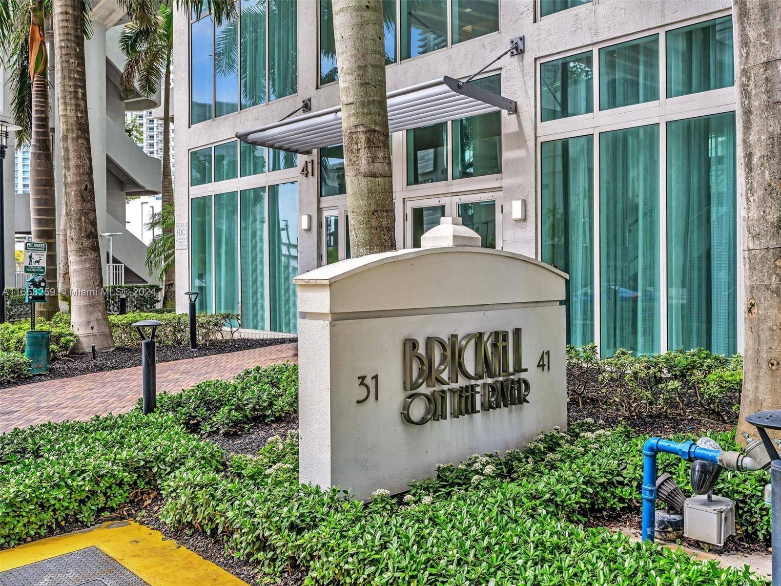 Amazing 2 bed, 2 bath in two story loft style condo with skyline Miami River view, the units includes two balconies, kitchen with stainless steel appliances.