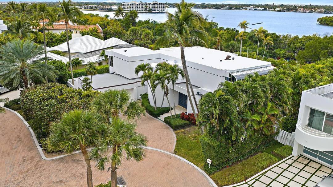 Located within the prestigious gated enclave of Sloan's Curve, this spacious single family residence is one of only seven single family homes in the community a rare opportunity for single ...