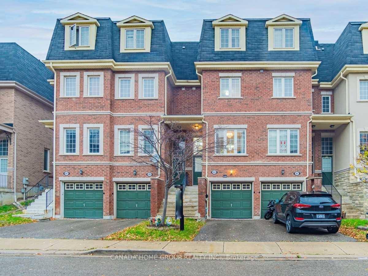Absolutely Stunning ! This Gorgeous Freehold Townhome Located In The Heart Of Mississauga And Is Perfect For Families Or Professionals Seeking Comfort And Style.
