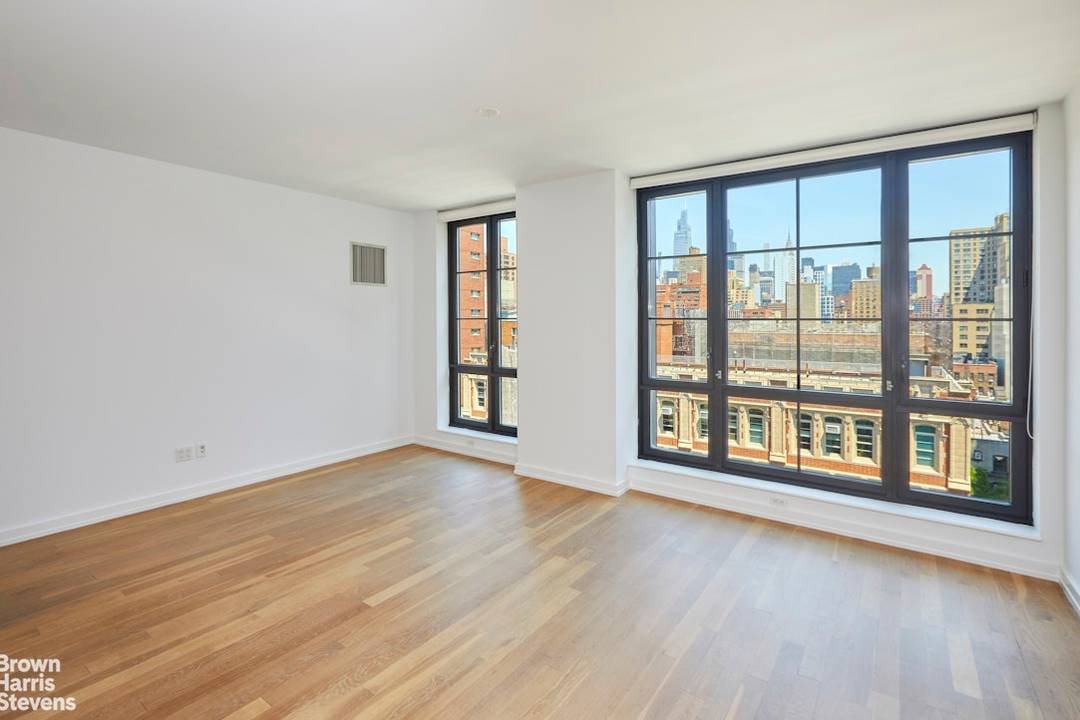 With nearly 37 feet of iconic north facing frontage, this flawless one bedroom residence offers views of the Chrysler Building through dramatic floor to ceiling industrial style casement windows.