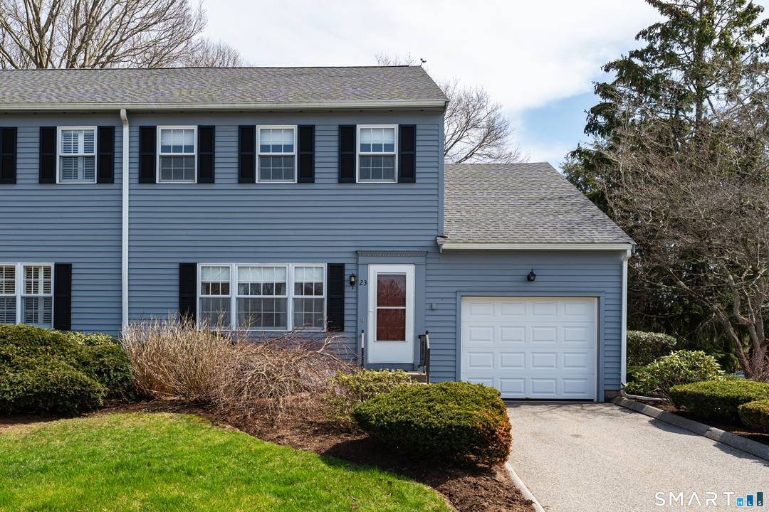 Welcome to Kensington North, a highly desirable condo community in the heart of Madison.