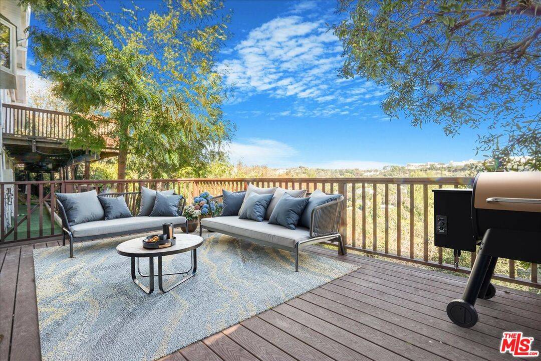 962 N Tigertail Rd 1.0 Brentwood LA