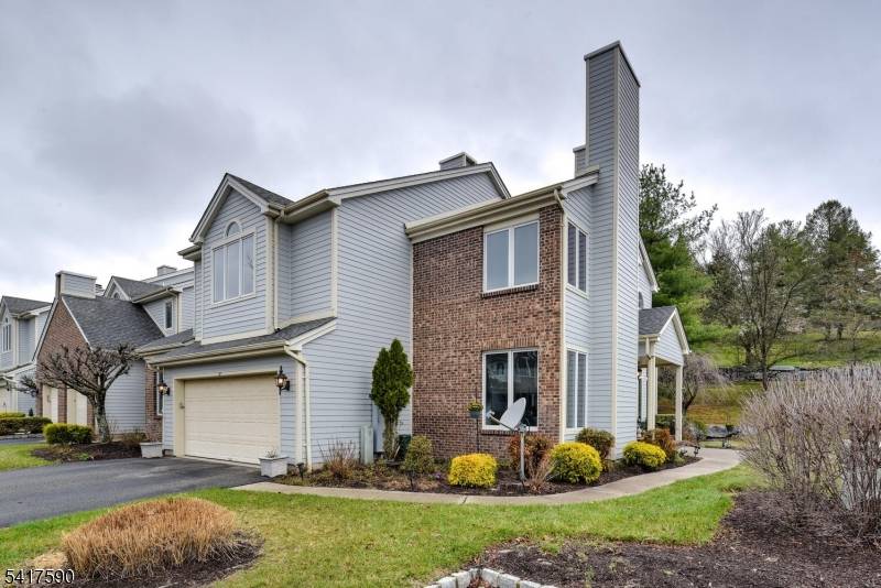 Welcome Home ! Beautiful Smithsonian End Unit in a great location from Longview Complex.