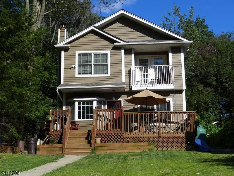 Beautiful Lakeview Colonial home in Northern New Jersey's premiere private lake community, Upper Greenwood Lake !