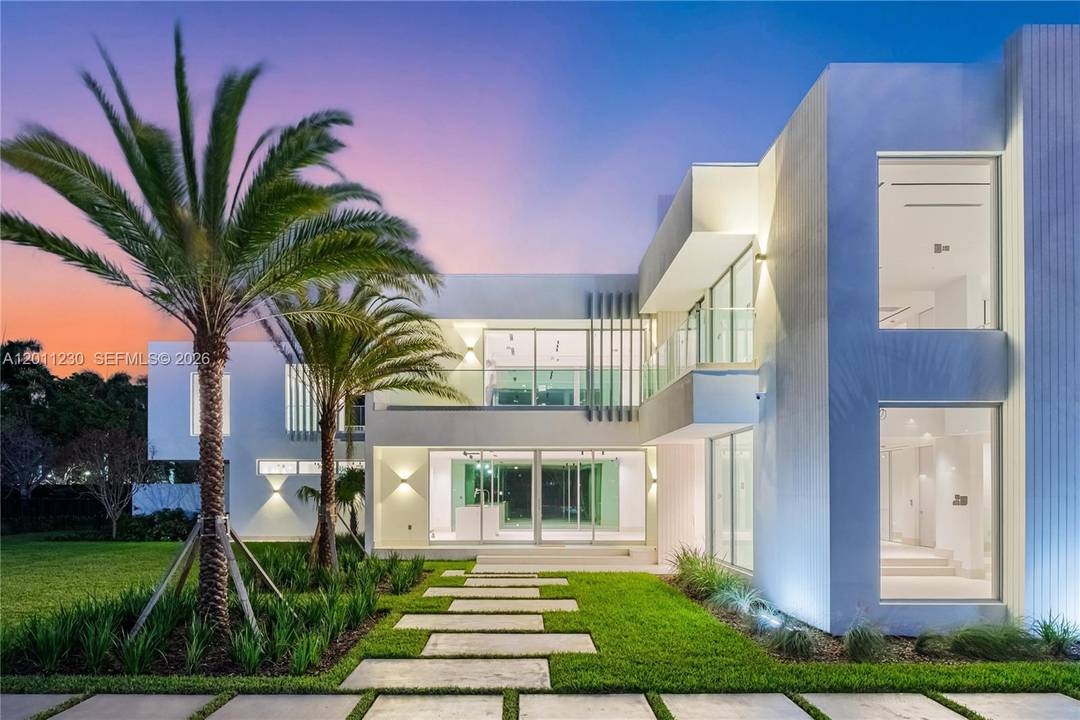 The Pinnacle of Modern Sophistication Discover an architectural masterpiece in the heart of Weston.