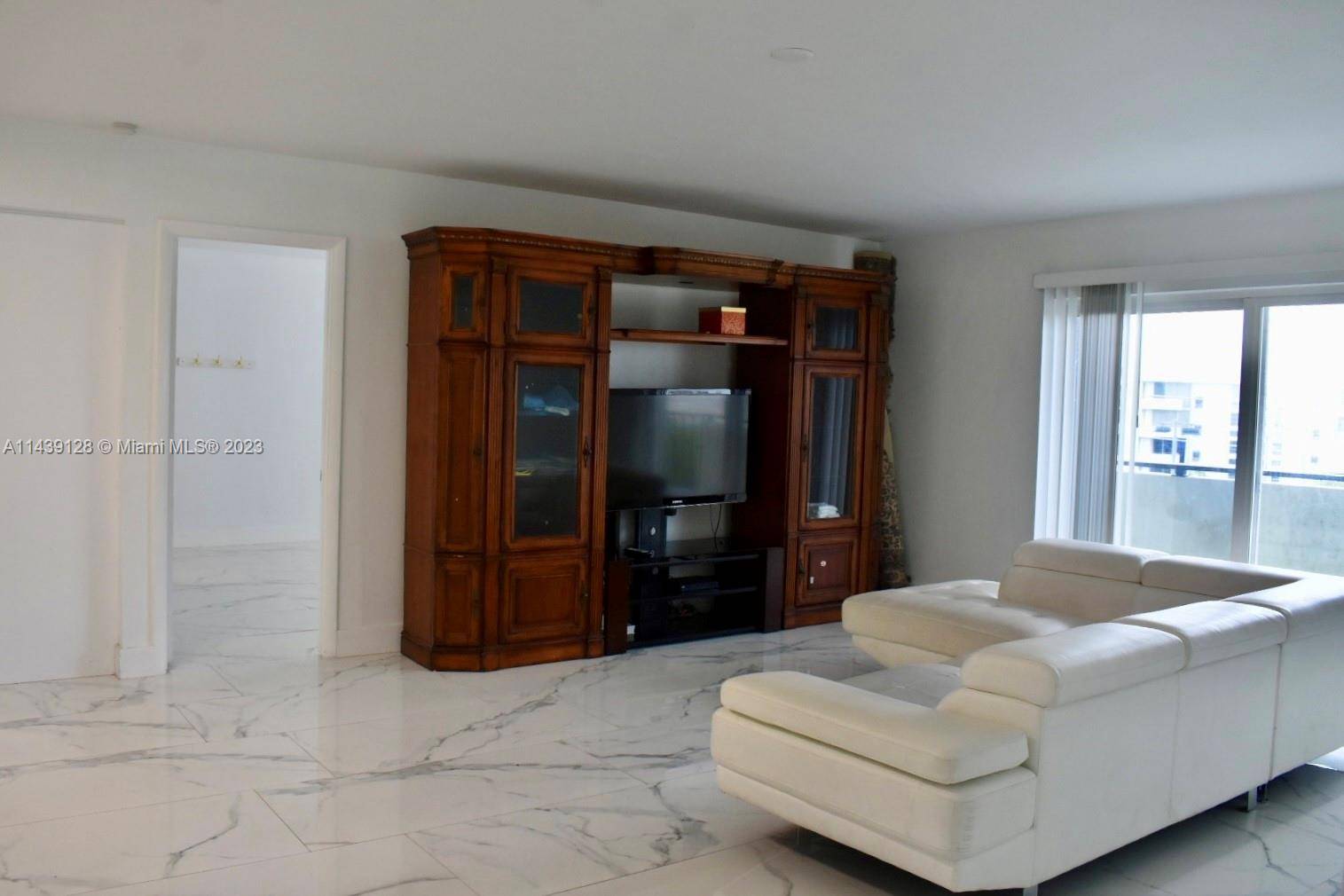 Spacious large corner unit with 2 beds 2 baths split floor plan Condo in Miami Beach !