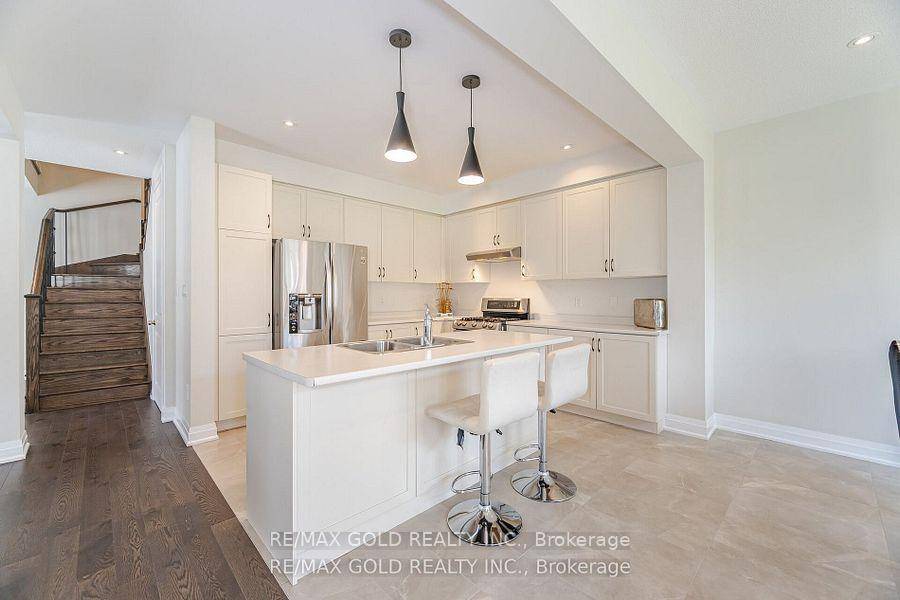 Aprx 2900 Sq FT ! ! Come amp ; Check Out This Very Well Maintained Fully Detached Luxurious Home.