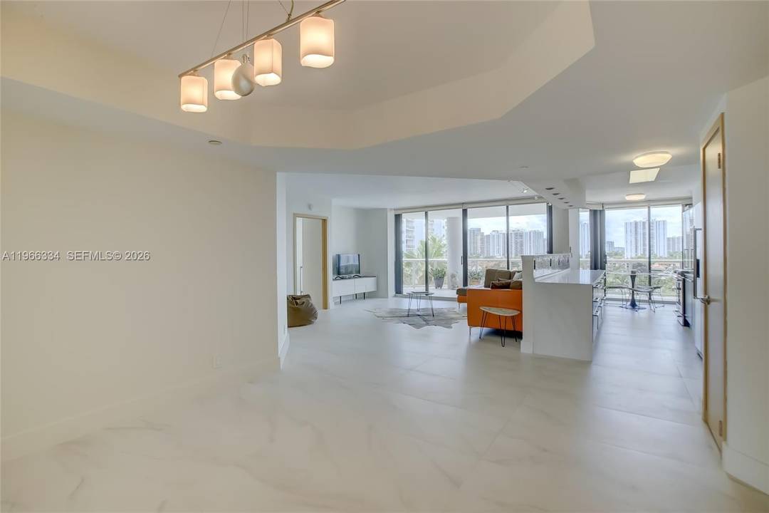 MODERN LUXURY LIVING IN THE HEART OF AVENTURA WATERWAYS !