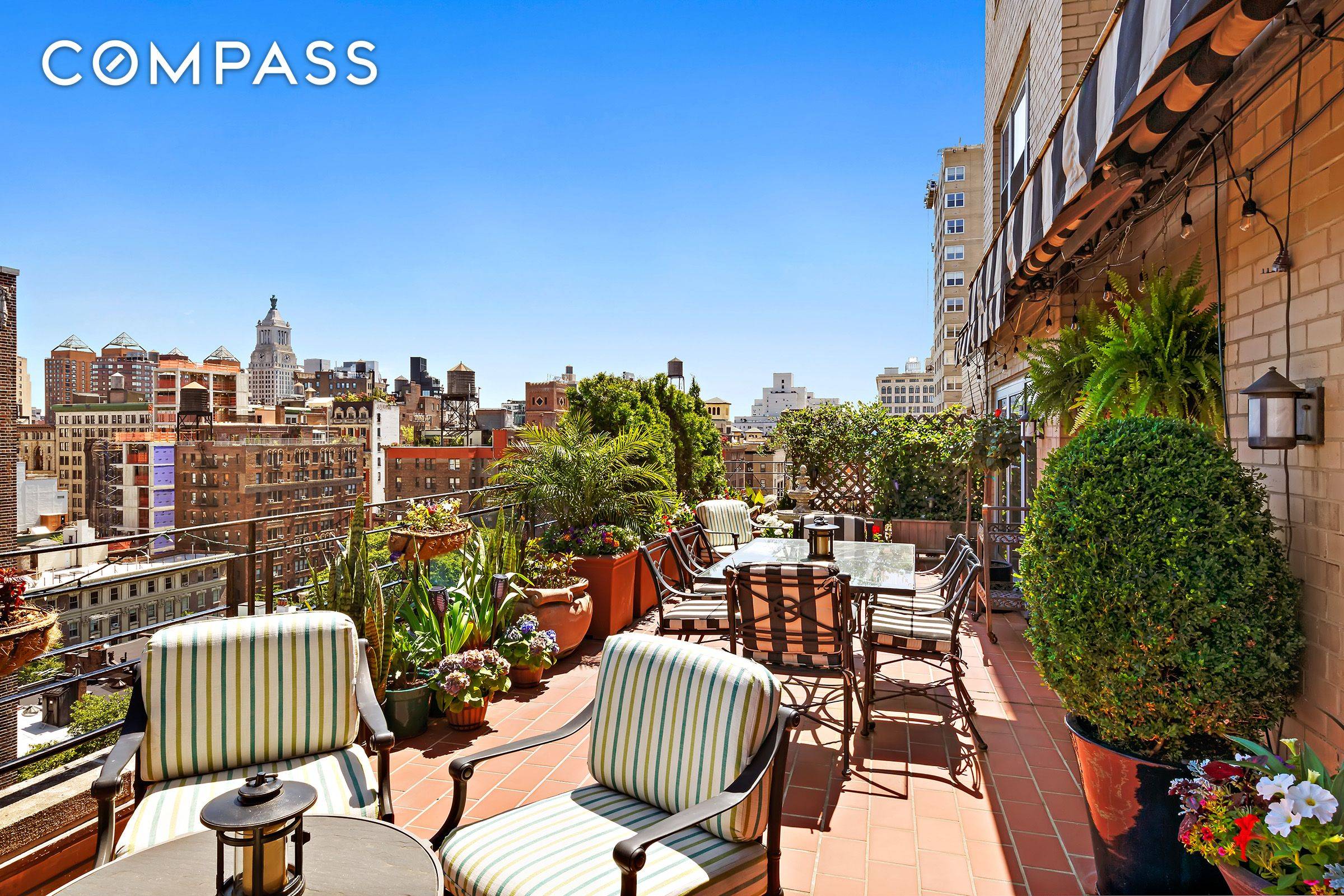 This extra large 1 bedroom, 1 bathroom residence offers a luxurious indoor outdoor living experience in one of the most sought after co ops in the Gold Coast neighborhood of ...