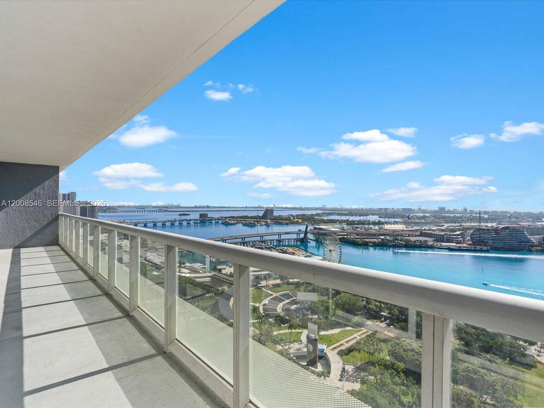 Experience sweeping panoramic views of Biscayne Bay and the Miami skyline from this exceptional high floor residence, ideally situated in the heart of Downtown.