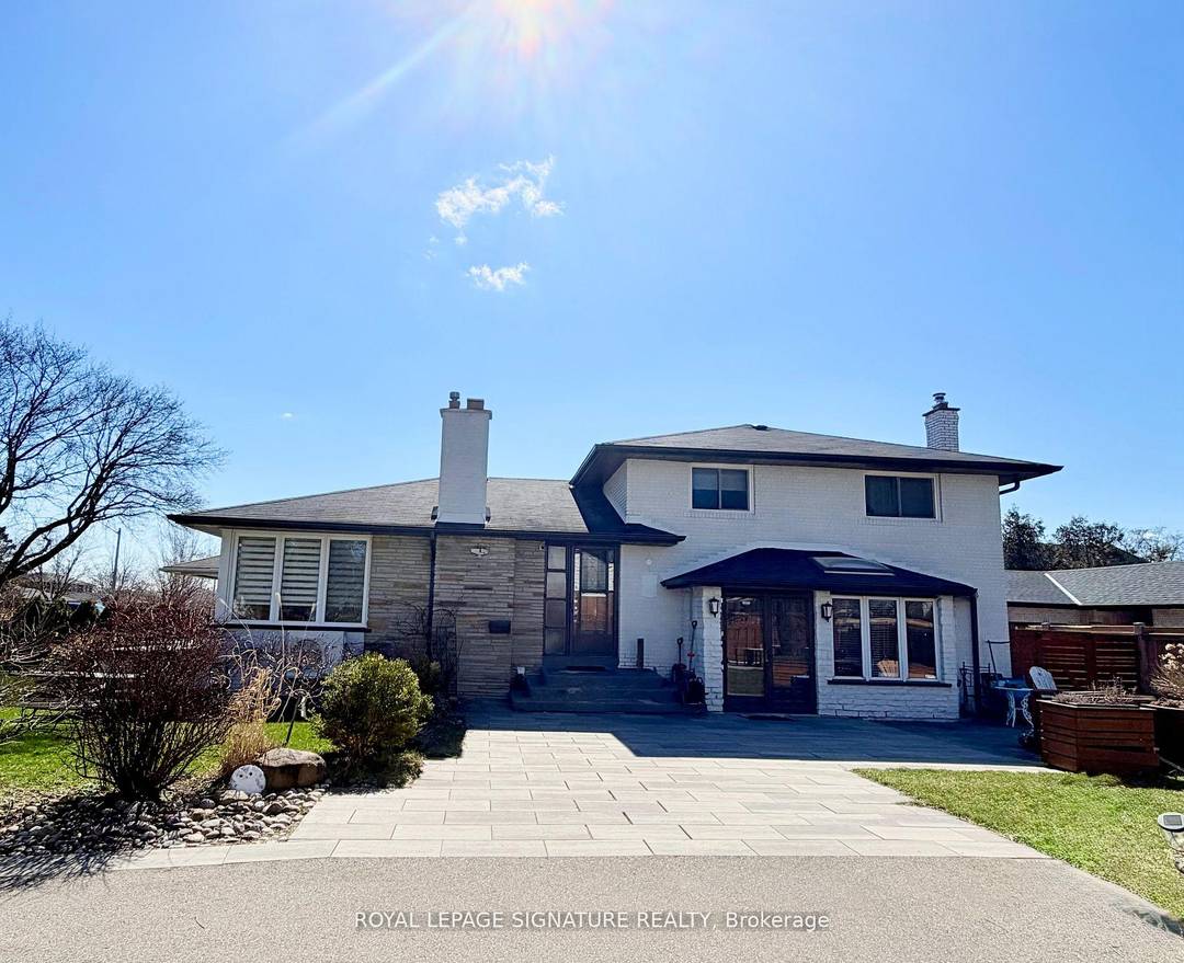 Welcome to the most sought after address in Westacres, beautifully bordering the desirable Lakeview neighbourhood in South Mississauga.