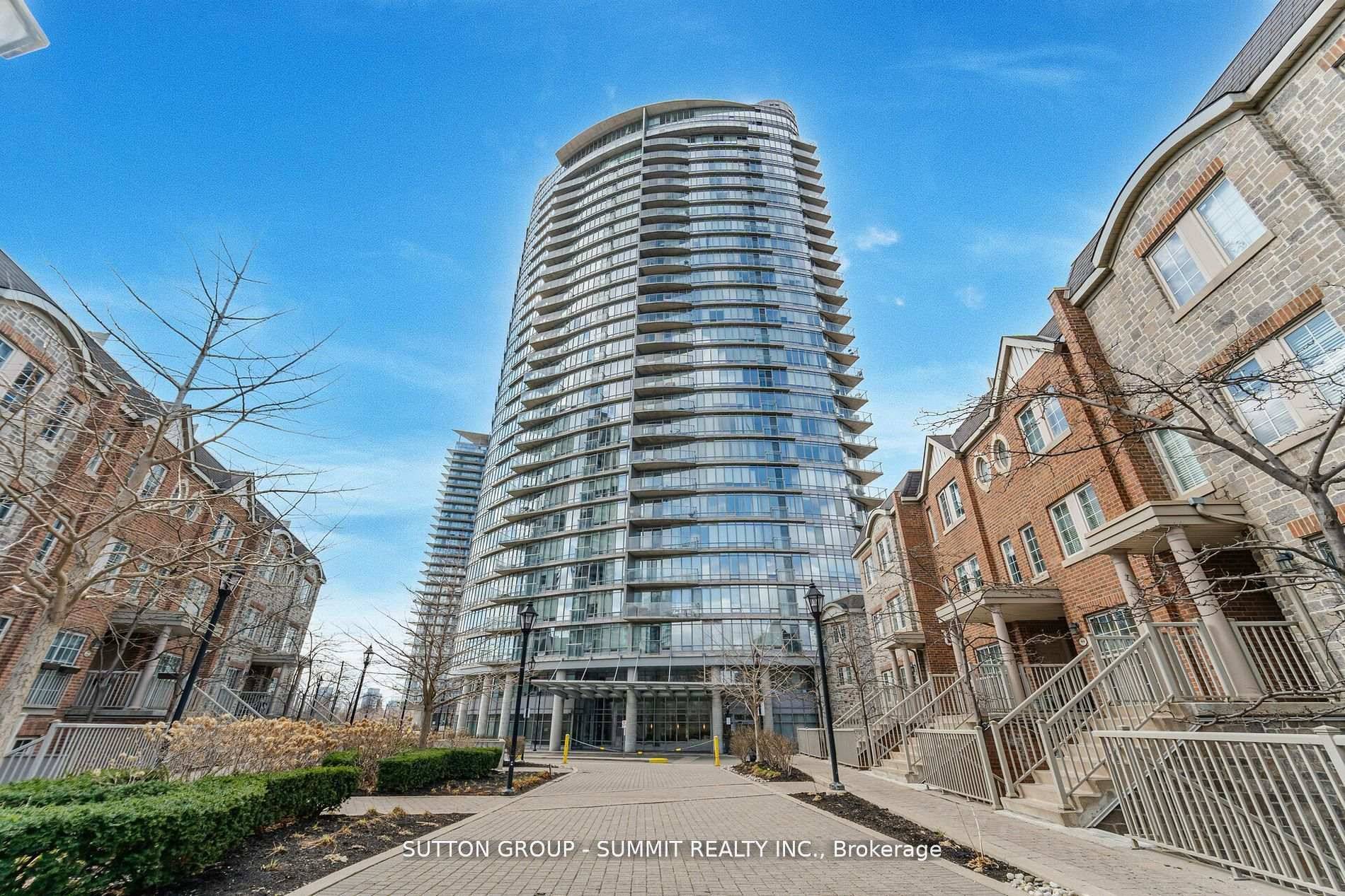 Gorgeous 2 Bed, 2 Bath Condo in Prime Downtown Location Steps to Lake, Parks amp ; More !